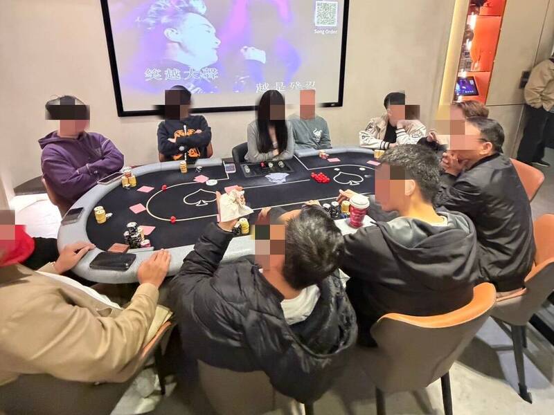桃園警方破獲藏身民宅內的德州撲克職業賭場。 圖：中壢警分局提供