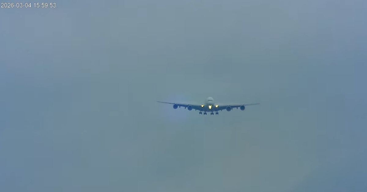 阿聯酋航空今日往亞洲復飛桃園及曼谷各一班，阿聯酋航空今日往亞洲復飛桃園及曼谷各一班，其中往台北的EK-366航班，載著501位台灣和外籍旅客回台灣。 圖：翻攝自桃園國際機場 北跑道觀景台即時影像