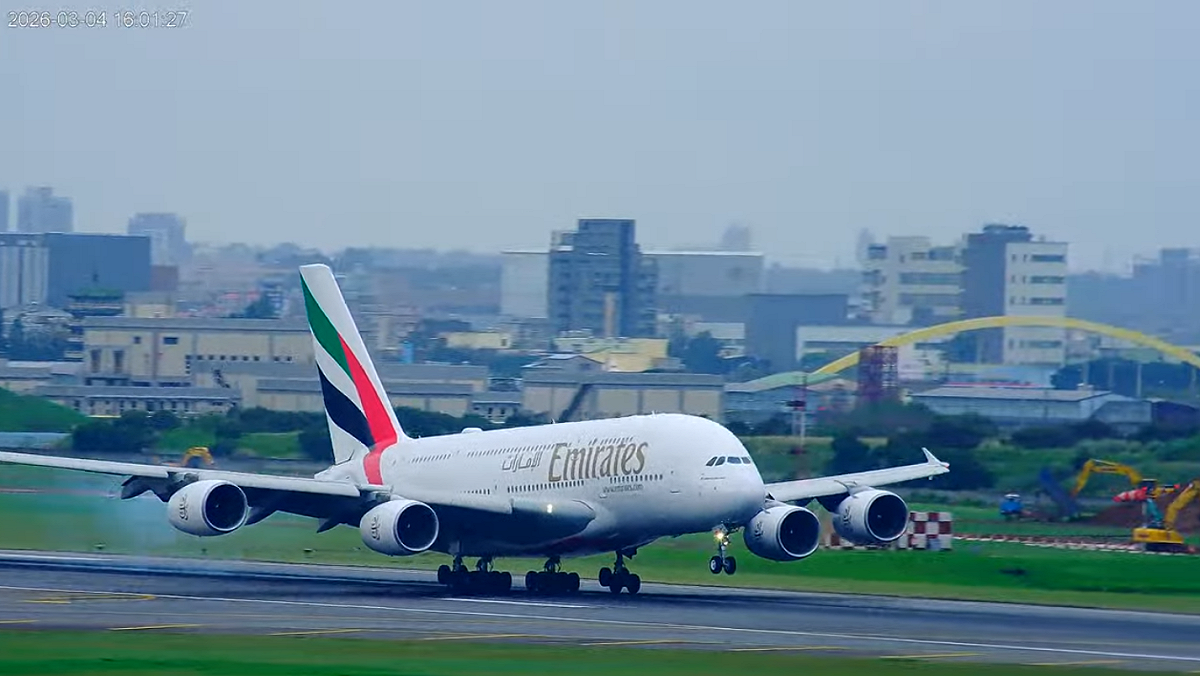 今(4)日下午阿聯酋航空復飛杜拜至桃園班機，該班機501名旅客已於4時左右降落桃機。 圖：翻攝自桃園國際機場 北跑道觀景台即時影像