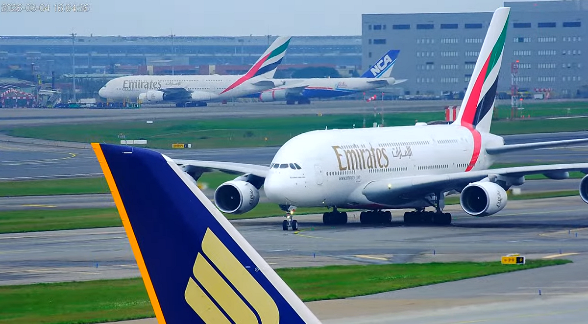 滯留桃機的阿聯酋航空班機同框畫面。 圖：翻攝自桃園國際機場 北跑道觀景台即時影像