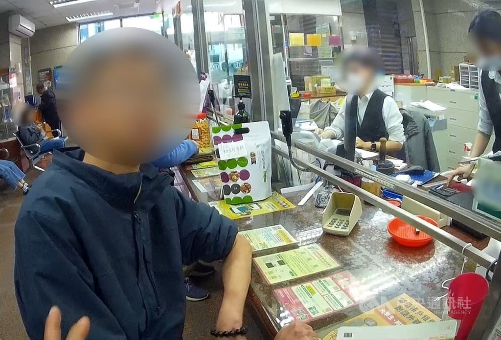 台中市郭姓男子（左）結識女網友談網戀，日前對方稱母親出車禍缺醫藥費，郭男連著2天到郵局要匯款都被通報阻詐，引發郭男不滿，員警到場耐心勸導後，才讓他相信自己真的遇上詐騙。（翻攝照片）中央社記者蘇木春傳真　115年3月4日