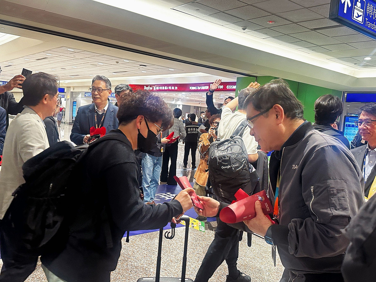 桃機公司董事長楊偉甫（右）代表桃機致贈從中東杜拜機場平安返國旅客蘋果酥，意寓「平安回家」。 圖：桃機公司／提供