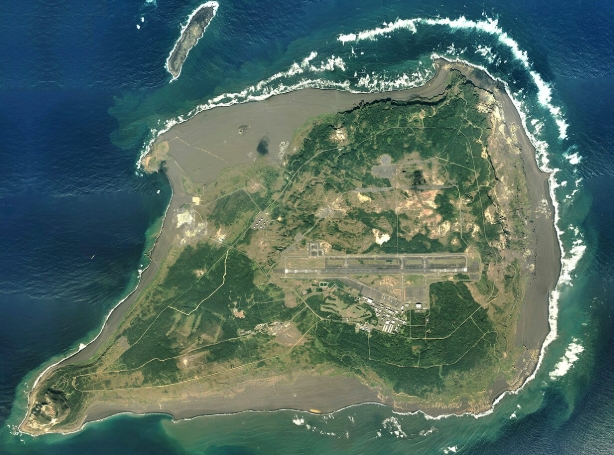 日本防衛省決定擴建位於硫黃島的自衛隊基地，具體方案包括部署戰機常駐硫黃島。 圖 : 翻攝自維基百科