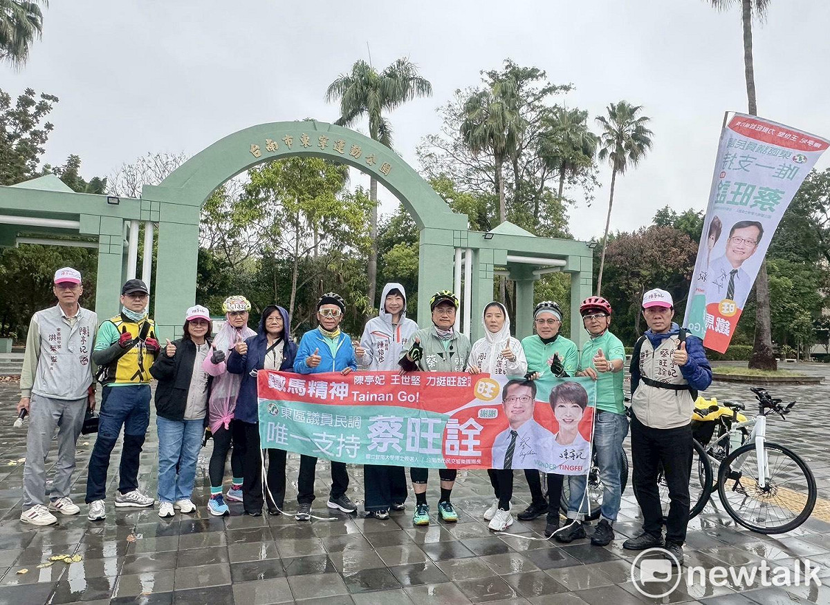 選戰倒數階段，蔡旺詮率「妃妃鐵馬隊」穿梭大街小巷，以騎乘腳踏車方式拜訪鄰里、走訪市場、站路口向市民揮手致意，議會同仁陳怡珍、周麗津等人，也冒雨到場力挺，展現團結氣勢。 圖：蔡旺詮服務處提供