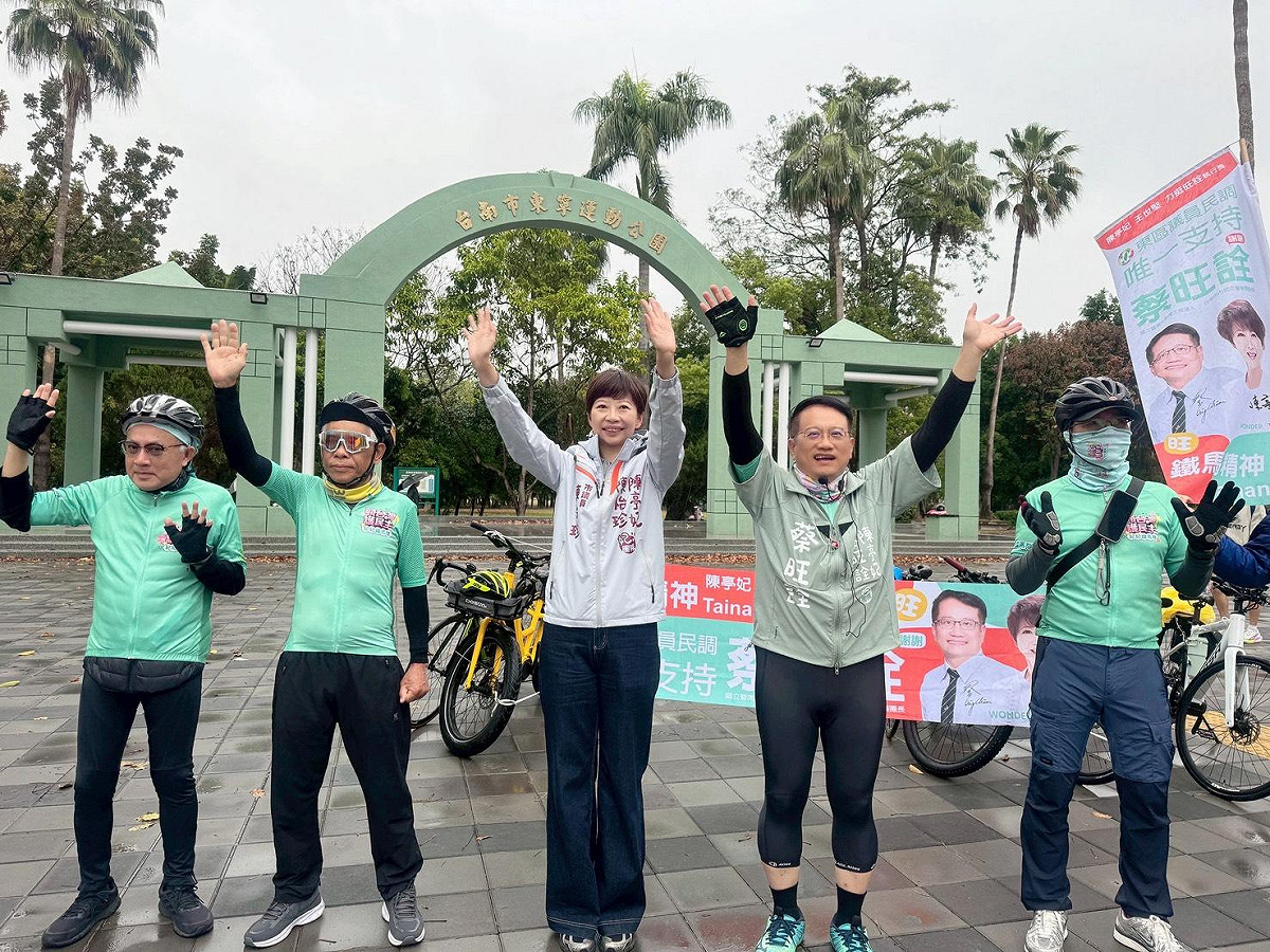選戰倒數階段，蔡旺詮率「妃妃鐵馬隊」穿梭大街小巷，以騎乘腳踏車方式拜訪鄰里、走訪市場、站路口向市民揮手致意，議會同仁陳怡珍、周麗津等人，也冒雨到場力挺，展現團結氣勢。 圖：蔡旺詮服務處提供