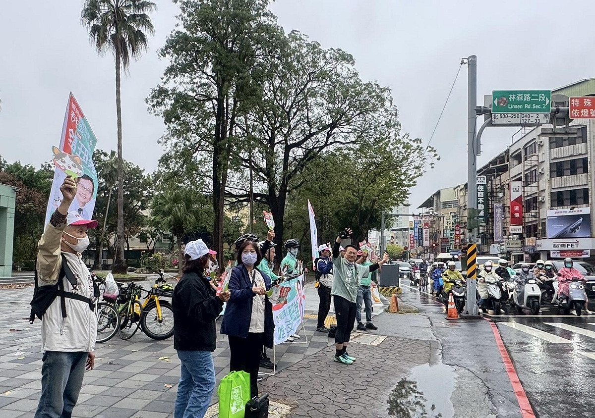 選戰倒數階段，蔡旺詮率「妃妃鐵馬隊」穿梭大街小巷，以騎乘腳踏車方式拜訪鄰里、走訪市場、站路口向市民揮手致意，議會同仁陳怡珍、周麗津等人，也冒雨到場力挺，展現團結氣勢。 圖：蔡旺詮服務處提供