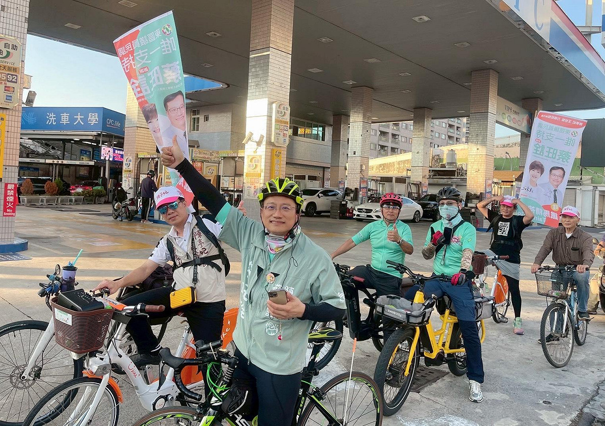 選戰倒數階段，蔡旺詮率「妃妃鐵馬隊」穿梭大街小巷，以騎乘腳踏車方式拜訪鄰里、走訪市場、站路口向市民揮手致意，議會同仁陳怡珍、周麗津等人，也冒雨到場力挺，展現團結氣勢。 圖：蔡旺詮服務處提供