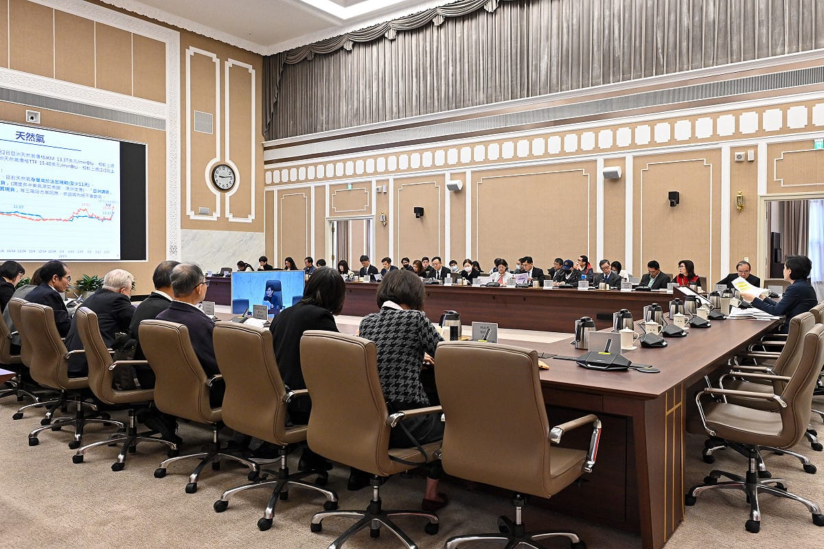 針對近期中東戰事導致國際原油及天然氣價格劇烈波動，行政院副院長鄭麗君4日主持「穩定物價小組」會議。 圖：行政院提供
