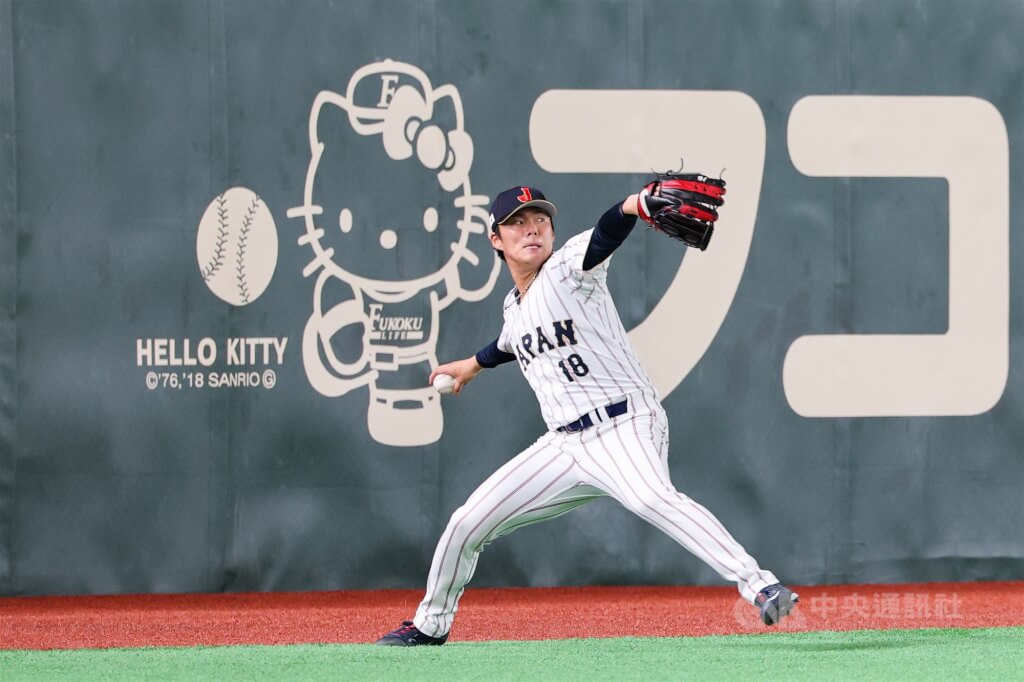 世界棒球經典賽（WBC）日本隊4日在東京巨蛋練球，為即將開打的預賽賽事做好準備，陣中王牌投手山本由伸（圖）在場中傳接球暖身。中央社記者王騰毅東京攝　115年3月4日