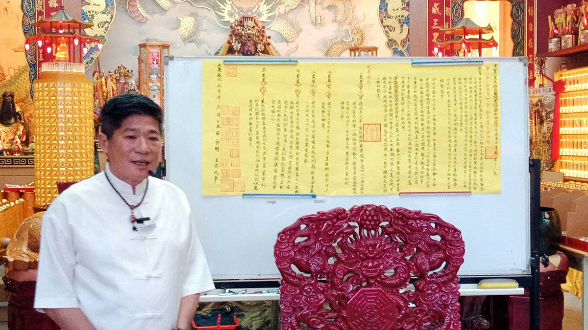 玄鷲山高邑雲天宮主持曾俊豐逐月細解丙午年國運流年籤。 圖：孫家銘攝