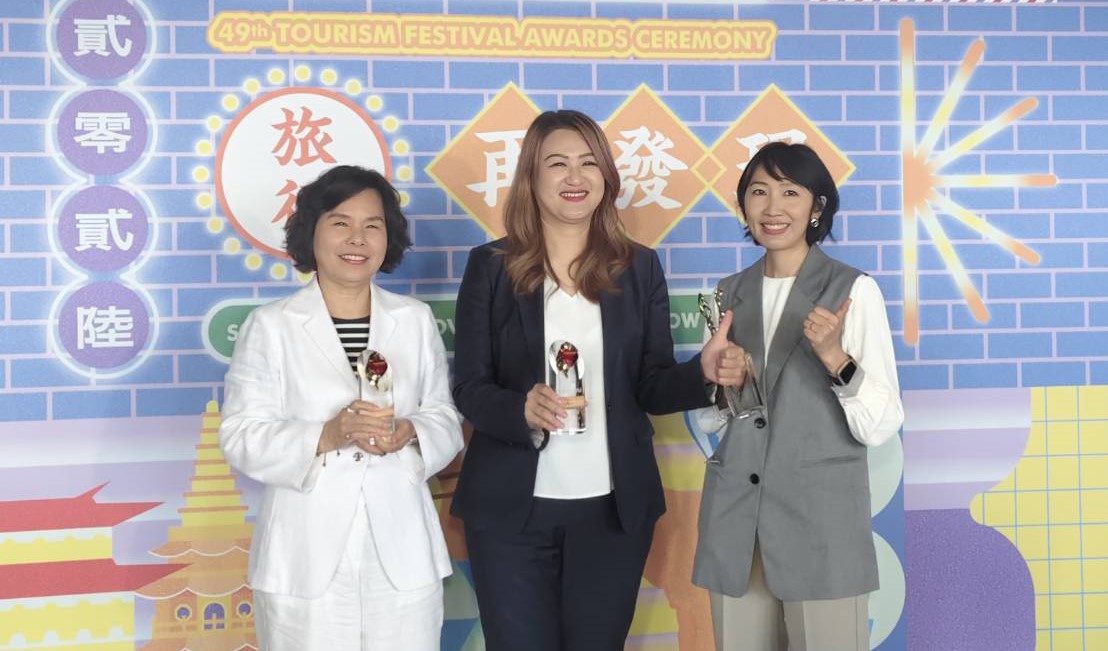 高雄市觀光局長高閔琳(中)與義大遊樂世界及義大開發得獎人。 圖：義大世界/提供