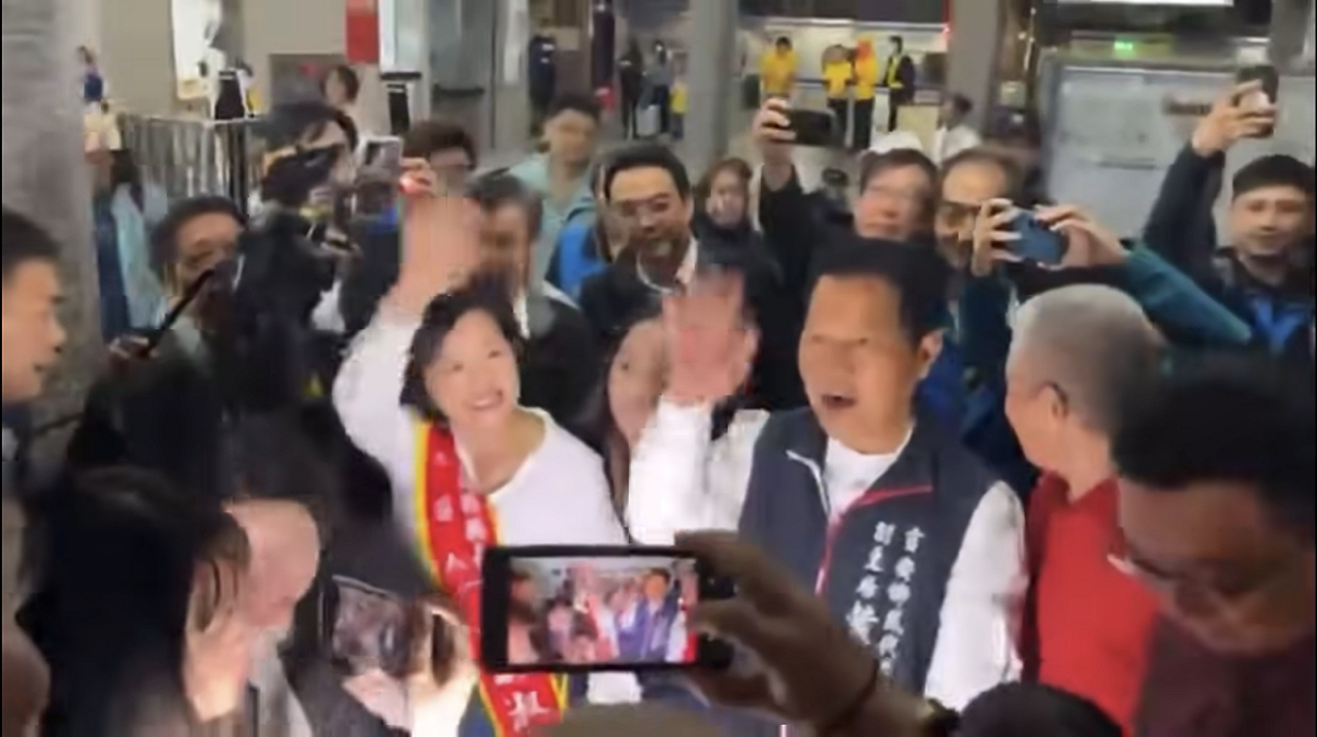 游淑貞4日獲國民黨徵召參選花蓮縣長，國民黨疑似動員千人到車站迎接游淑貞，引發車站內騷動。 圖：翻攝陳培瑜臉書