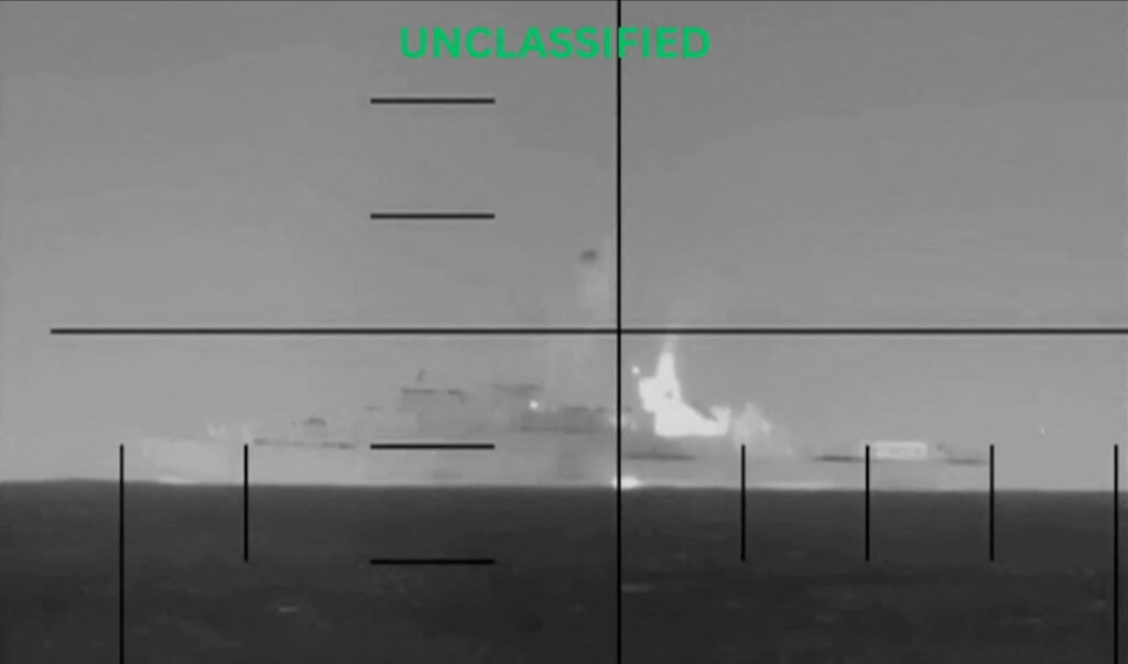 美軍潛艇發射魚雷擊沉伊朗戰艦。 圖：美國戰爭部提供