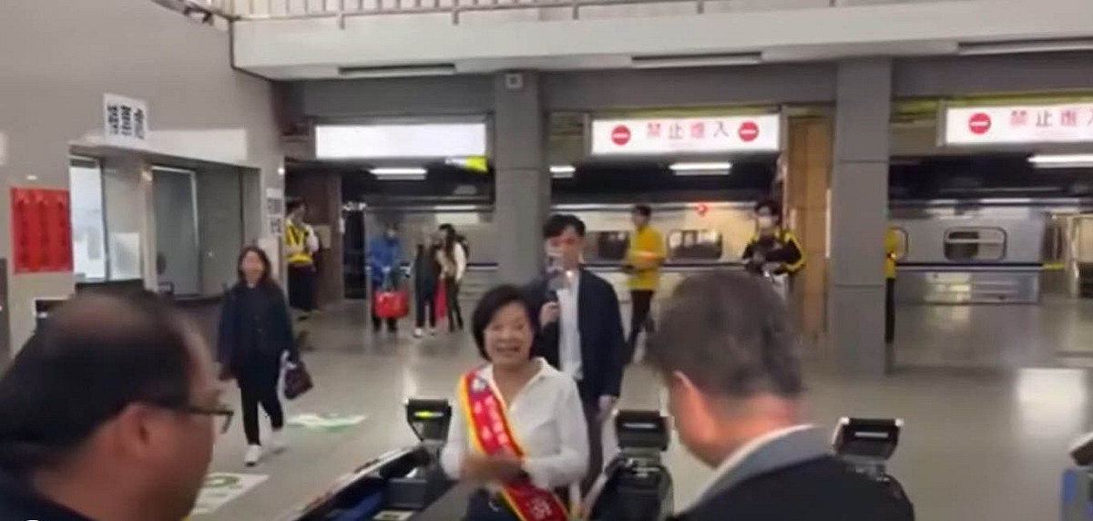 陳培瑜公布影片，游淑貞披著競選背帶在花蓮火車站造勢，痛批竟在「提名第一天」就直接挑戰法律，選舉一開始就踩線，公然違規。 圖：截自陳培瑜臉書影片