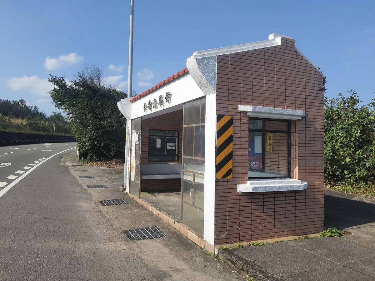 大水薙鳥蹲坐在萬里區基金公路台電北展館候車亭旁地上，疑似迷航或體力不支。 圖：新北市政府動物保護防疫處 ／提供