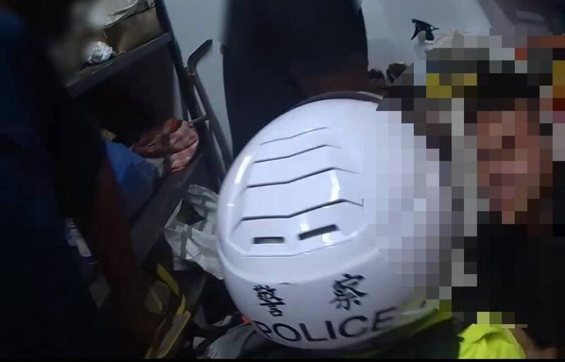 謝男酒後持刀恐嚇前雇主，警方到場逮捕依恐嚇罪嫌移送法辦。 圖：民眾提供