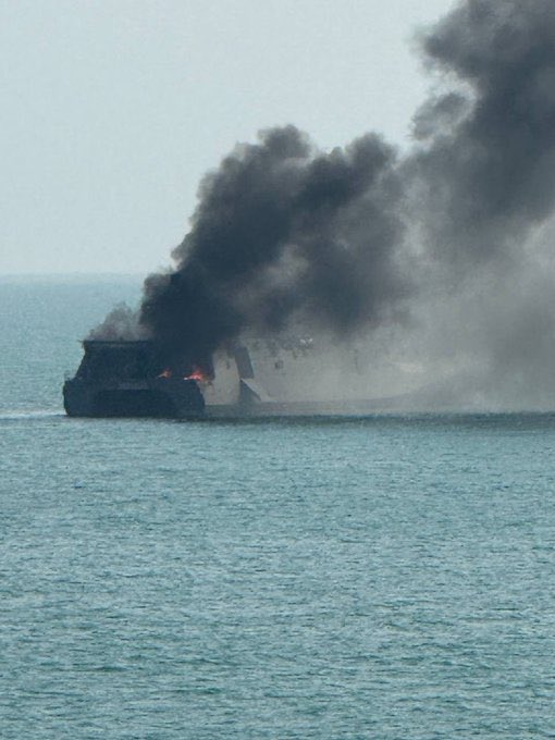 美軍近期持續打擊伊朗水面艦艇，預估被美軍擊沉的伊朗軍艦數量可能已經超過 20 艘。圖為遭到美軍打擊的伊朗軍艦。 圖：翻攝自 @Osint613 X 帳號