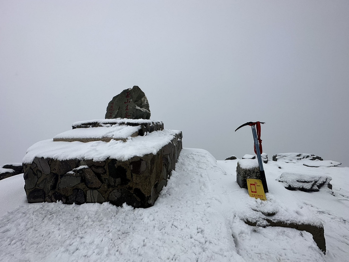 玉山主峰也從今日凌晨3點開始下雪，一直下到5點，積雪達10公分。 圖：取自玉管處臉書