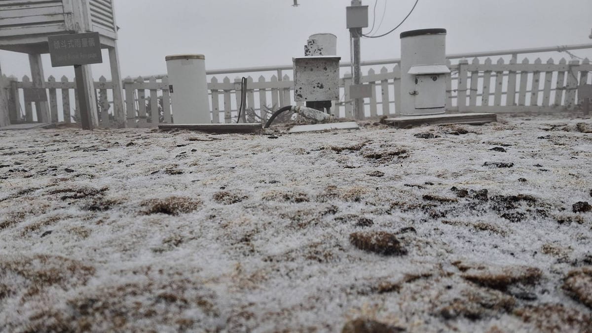 山上白雪皚皚，彷彿現實版冰雪奇緣。 圖：氣象署／提供