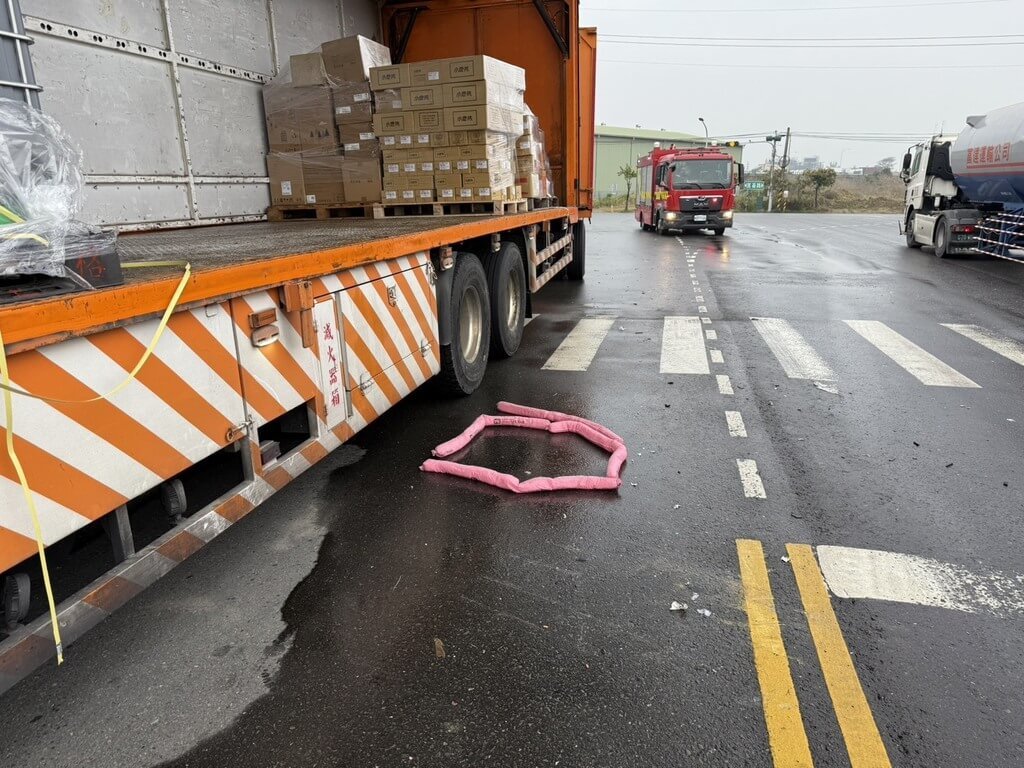 某物流公司聯結車5日在台南市仁德區德崙路轉彎時，車上1桶化學物掉落造成外洩，台南市政府消防局緊急出動使用吸液棉圍堵及止漏，再清洗除污。（消防局提供）中央社記者張榮祥台南傳真　115年3月5日