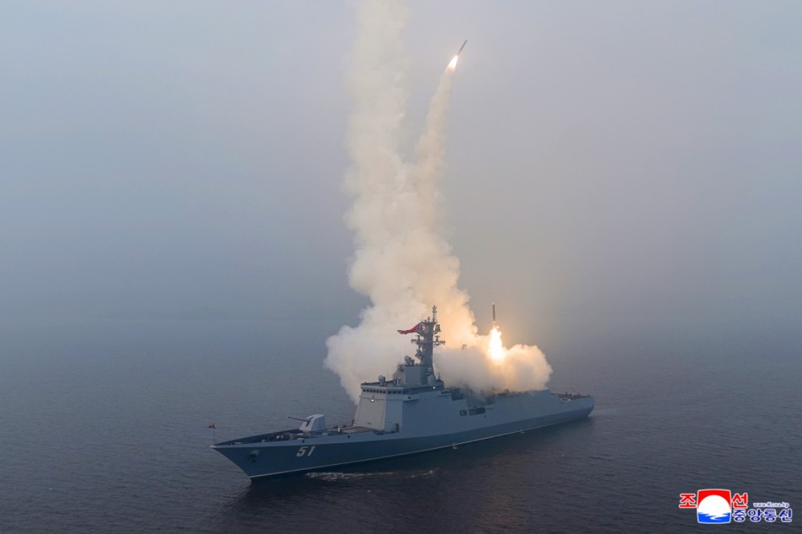 北韓5000噸級新型驅逐艦「崔賢號」試射導彈驗證武器系統準備。 圖：翻攝朝中社
