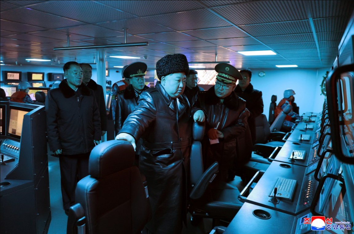 北韓領導人金正恩登5000噸級新型驅逐艦「崔賢號」作戰中心，視察服役前準備情形。 圖：翻攝朝中社