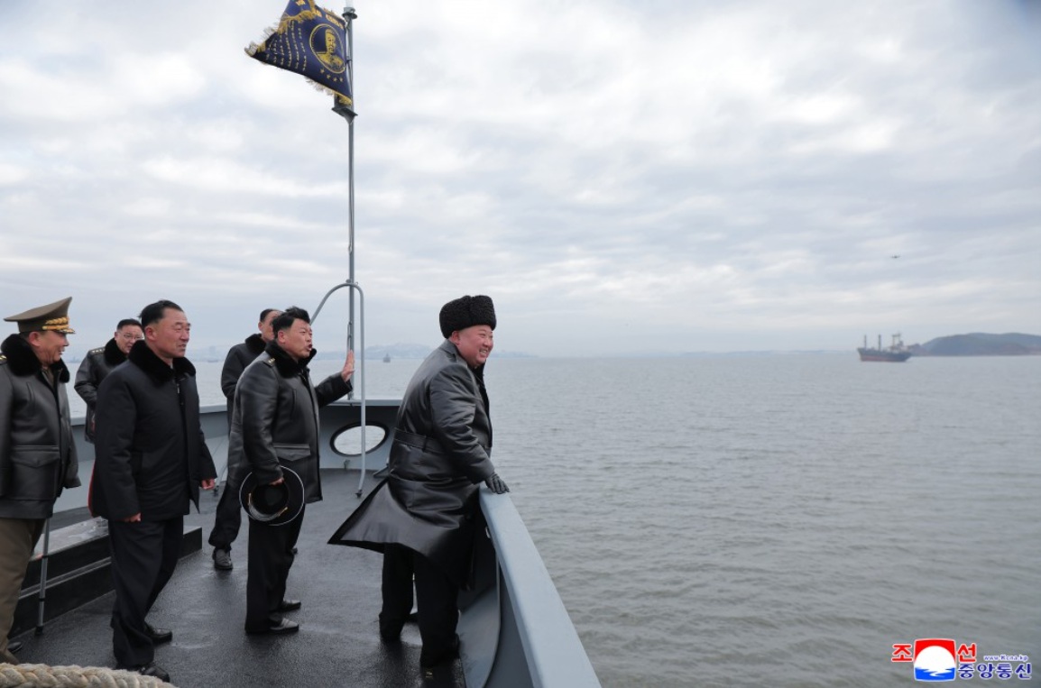 北韓領導人金正恩登5000噸級新型驅逐艦「崔賢號」，視察服役前準備情形。 圖：翻攝朝中社