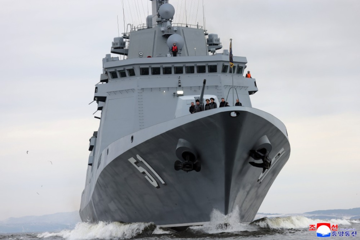 北韓領導人金正恩登5000噸級新型驅逐艦「崔賢號」，視察服役前準備情形。 圖：翻攝朝中社