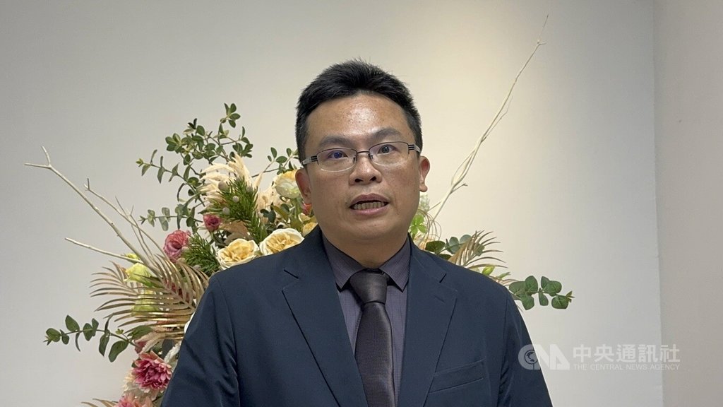 雲林地方法院發言人王子榮（圖）5日說明，吳姓男子兼職攝影師藉免費拍照為由，從105年起邀未成年少女見面強制性交及拍攝性影像，受害人數多達30人，經雲林地檢署起訴，法院判吳男共犯56罪、判214年9個月，應執行21年，全案可上訴。中央社記者姜宜菁攝　115年3月5日