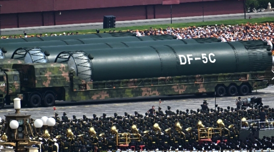 中國2025年9月3日的北京閱兵，展現可攜核彈頭的東風-5C洲際彈道飛彈。 圖 : 翻攝自新華網（資料照片）