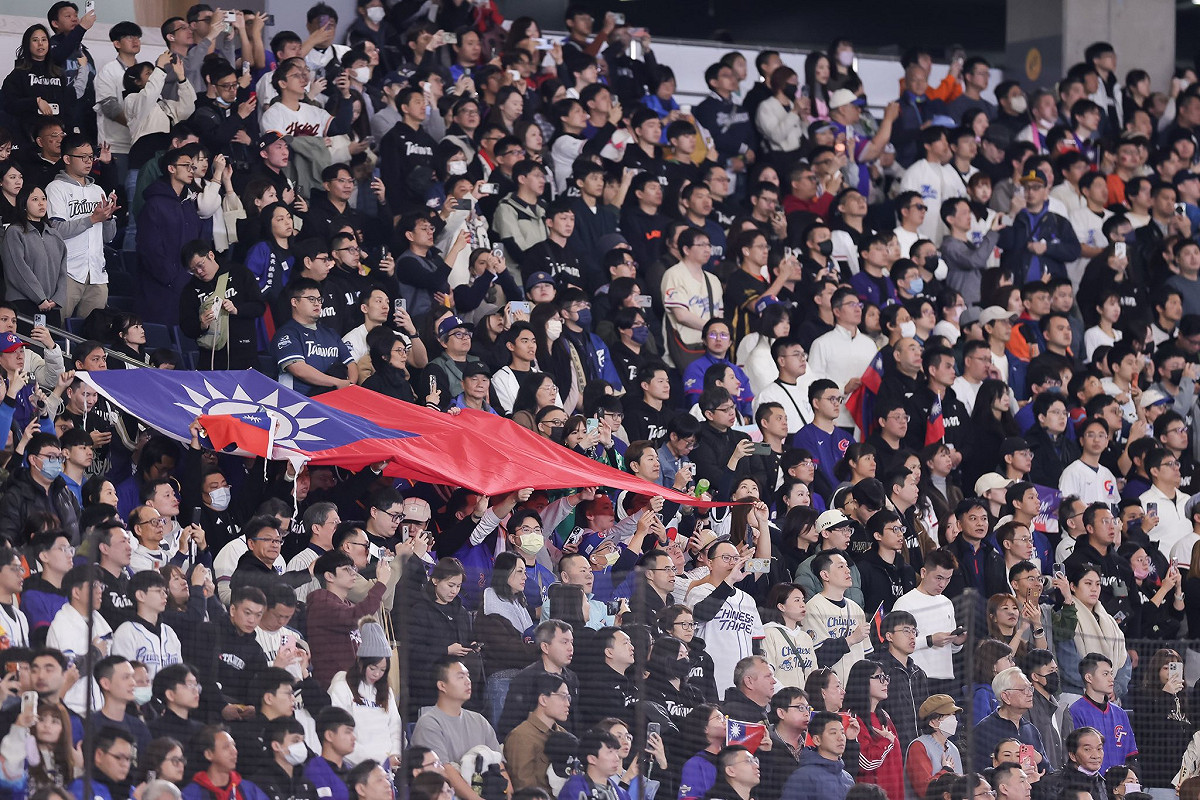 2026世界棒球經典賽(WBC)台灣賽程已經結束，台灣球迷的熱情也讓人印象深刻。圖為台灣球迷在東京巨蛋秀出大幅國旗畫面。 圖：中華棒協/提供（資料照）