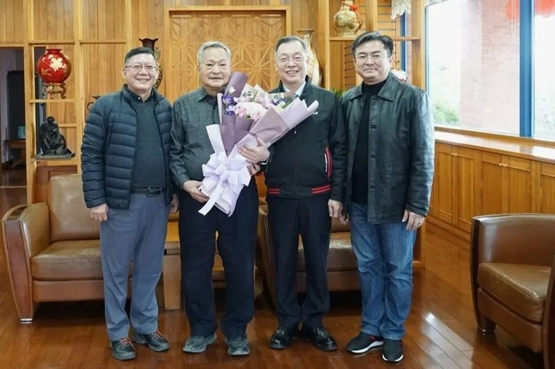 宜蘭縣議會秘書黃毓恒（右一）一家三口失聯，今日曝光已分2批次出境到中國。 圖：翻攝自黃毓恒臉書