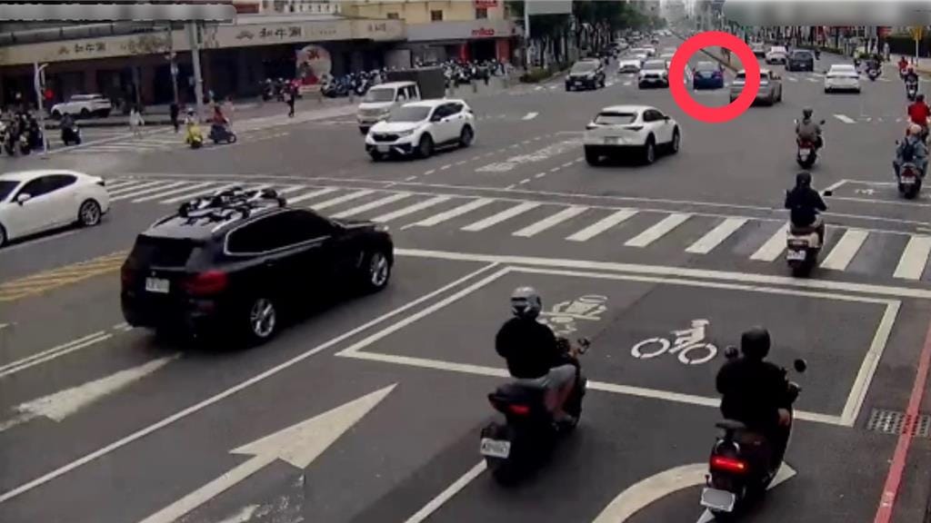 高雄市博愛二路巨蛋前，北向車道驚見有藍色車輛逆向行駛。 圖：警方提供