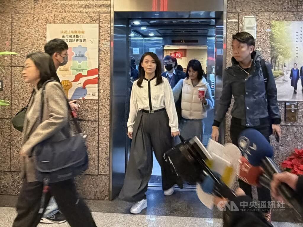 資策會認為新竹市長高虹安（中）論文侵害資策會著作權，提起刑事自訴。一審判決不受理。高虹安5日赴二審智慧財產及商業法院出庭。中央社記者劉世怡攝 115年3月5日