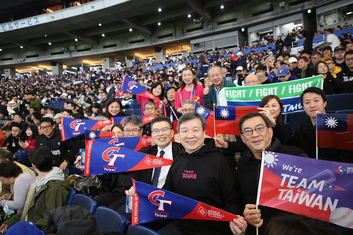 駐日大使李逸洋也穿起「Team Taiwan」帽Ｔ為台灣隊應援。 圖：翻攝自李逸洋臉書