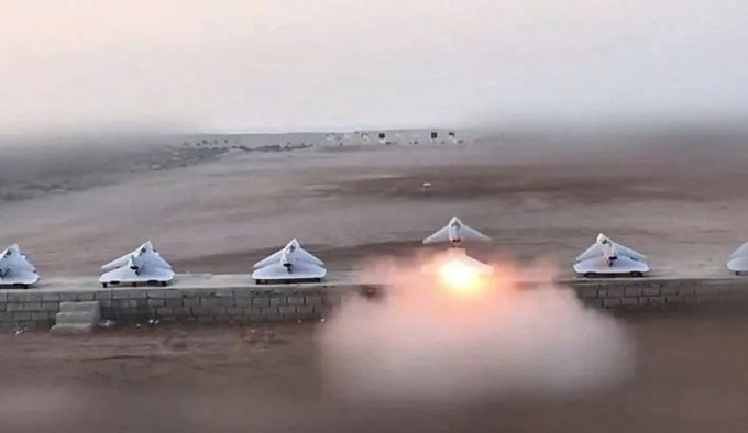 伊朗國產最新型噴射動力隱形自殺無人機「哈迪德110」（Hadid-110，又稱Dalahu）傳進入實戰部署。 圖：翻攝「X」@EnglishFars