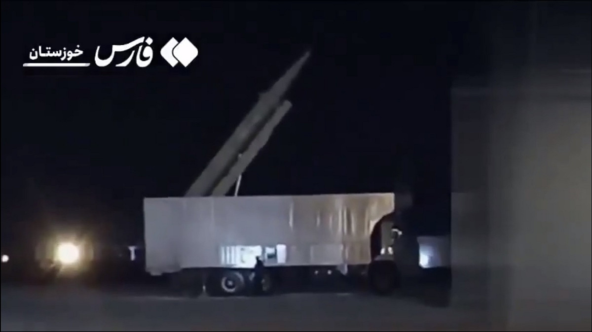 伊朗反擊頻率降低的原因與導彈發射裝置被美以聯軍大量清除有關。為了應對美軍的襲擊，伊朗也出動外型類似貨車的導彈發射器，試圖躲避美軍的追擊。 圖：擷取自 @xinwendiaocha X 分享影片