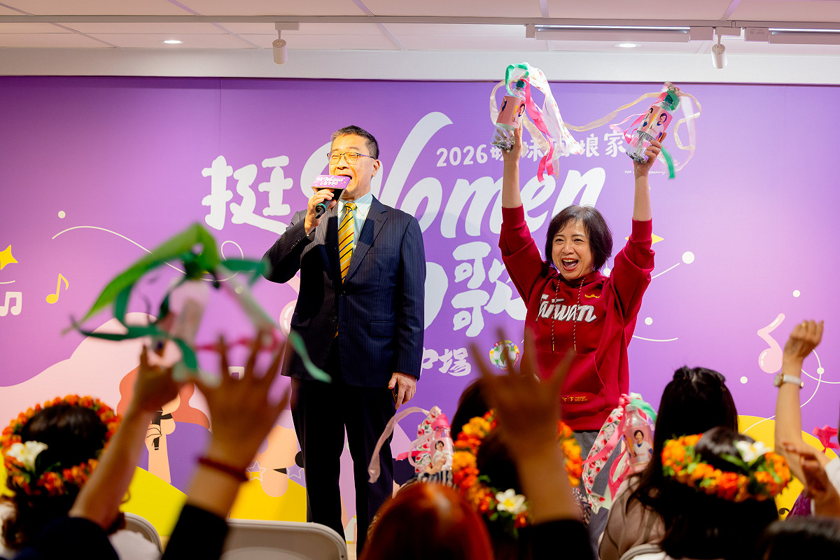 徐國勇獻唱《情路放我過》，暗諷王定宇。 圖：民進黨提供