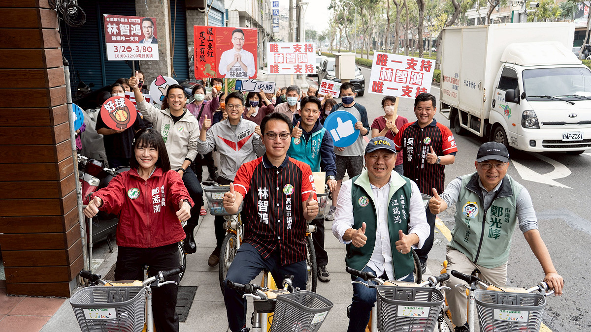 好友齊聚支持林智鴻(前排左二)，陪騎鐵馬衝提名。 圖：林智鴻服務處/提供