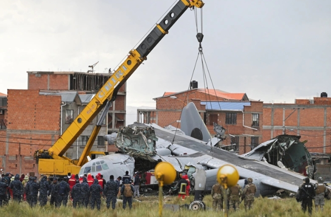 玻利維亞工程人員用起重機吊起墜毀的C-130 大力神運輸機。 圖 : 翻攝自上觀新聞