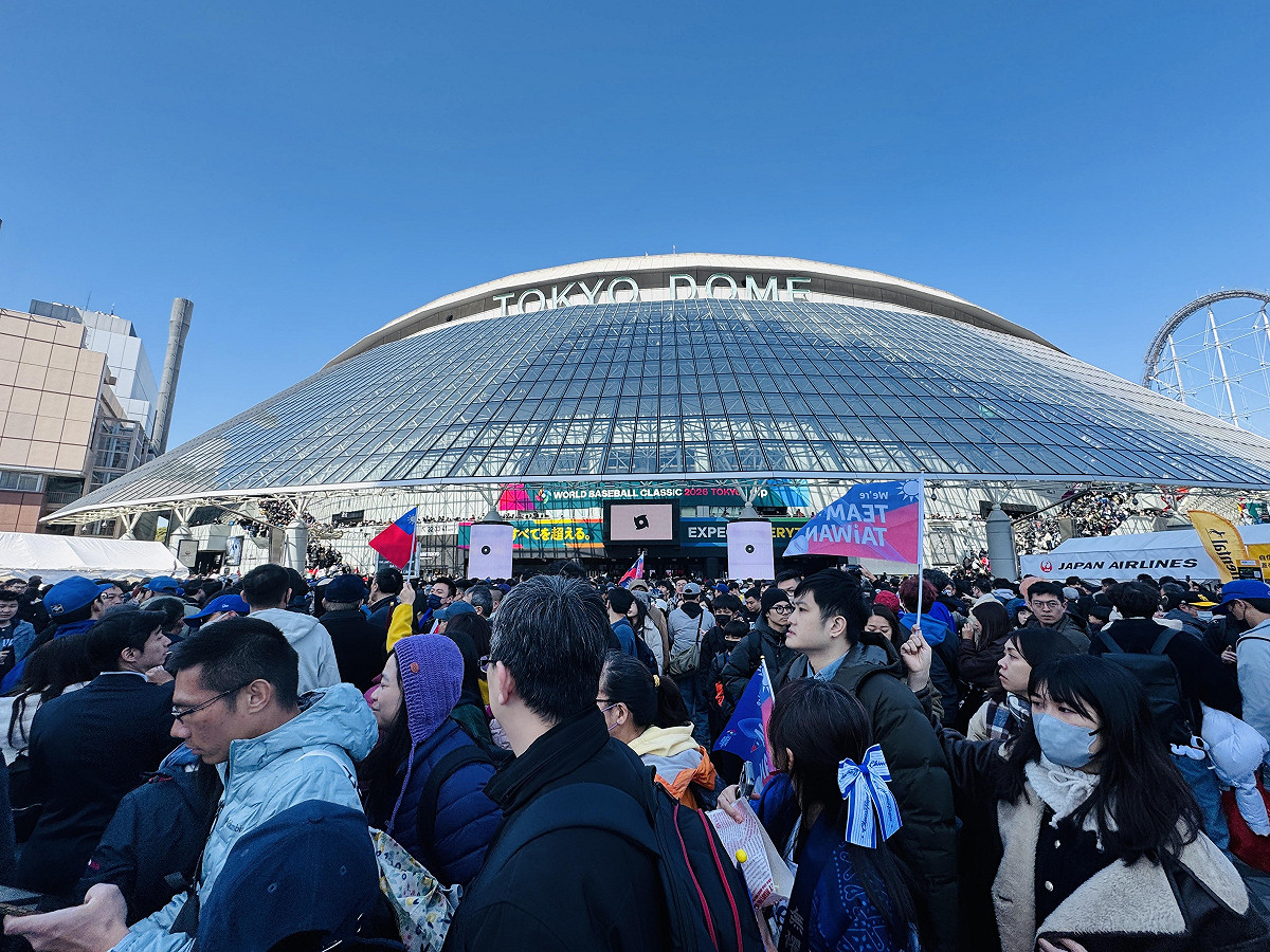世界棒球經典賽（WBC）5日在東京巨蛋拉開序幕，中華隊迎戰澳洲隊，現場湧入超過4萬名觀眾，據觀察「九成以上為台灣球迷」。 圖：楊明珠提供
