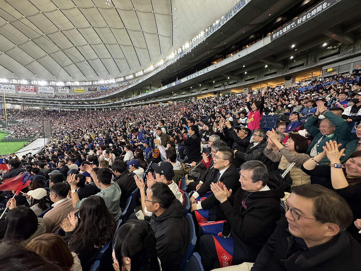 世界棒球經典賽（WBC）5日在東京巨蛋拉開序幕，中華隊迎戰澳洲隊，現場湧入超過4萬名觀眾，據觀察「九成以上為台灣球迷」。 圖：楊明珠提供