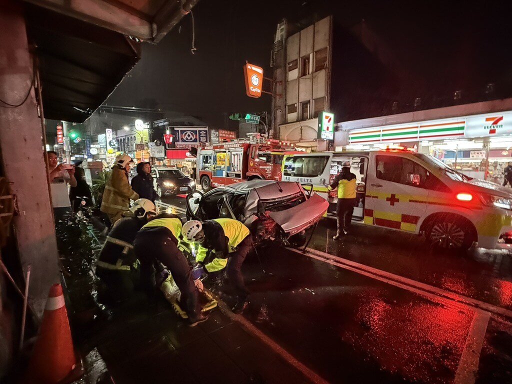 1輛賓士車5日晚間行經宜蘭市中山路3段時疑似車速過快，連續追撞至少6輛汽機車，造成4人受傷送醫，其中1人已無生命徵象，現場零件碎片散落一地，詳細肇事原因待警方釐清。 圖：中央社提供