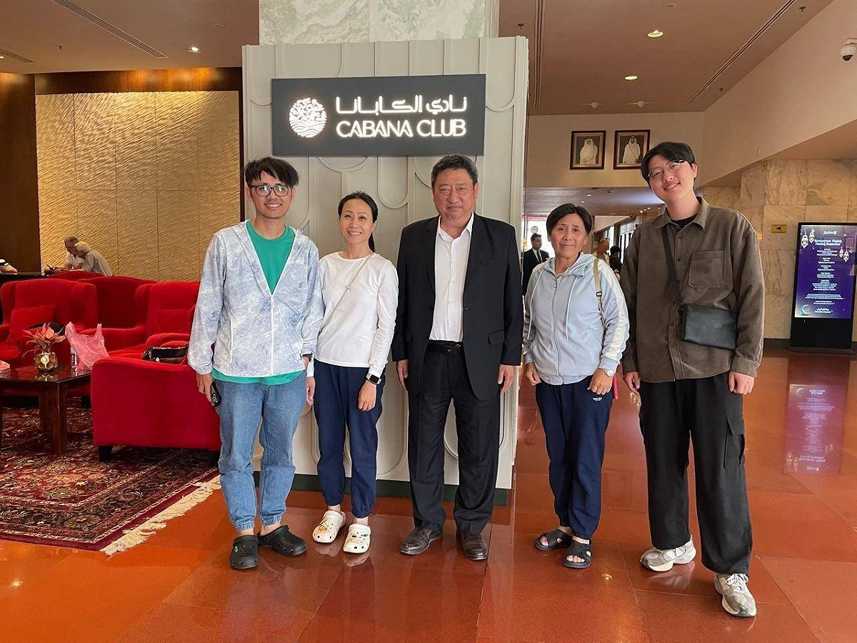 駐沙烏地阿拉伯代表處代表張治平（中）與我國4名滯留於卡達Radisson_Blu飯店之國人合影留念，關心其目前在卡達之狀況，並了解相關需求。 圖：外交部提供