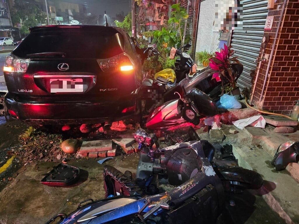 台中沙鹿區鎮南路6日凌晨發生小客車與小貨車碰撞車禍，小客車又往前撞上路旁停放10部機車。（民眾提供）中央社記者趙麗妍傳真　115年3月6日