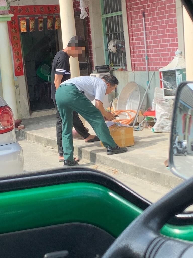 阮姓與陳姓兩名越南移工114年底從泰國購買大麻偽裝寄送入境，財政部關務署高雄關發現異樣報案；警方將大麻改以兔尾草替換，由中華郵政人員依包裹地址投遞至雲林崙背鄉，順利引出阮、陳兩人，逮捕到案。（雲林地檢署提供）中央社記者蔡智明傳真　115年3月6日