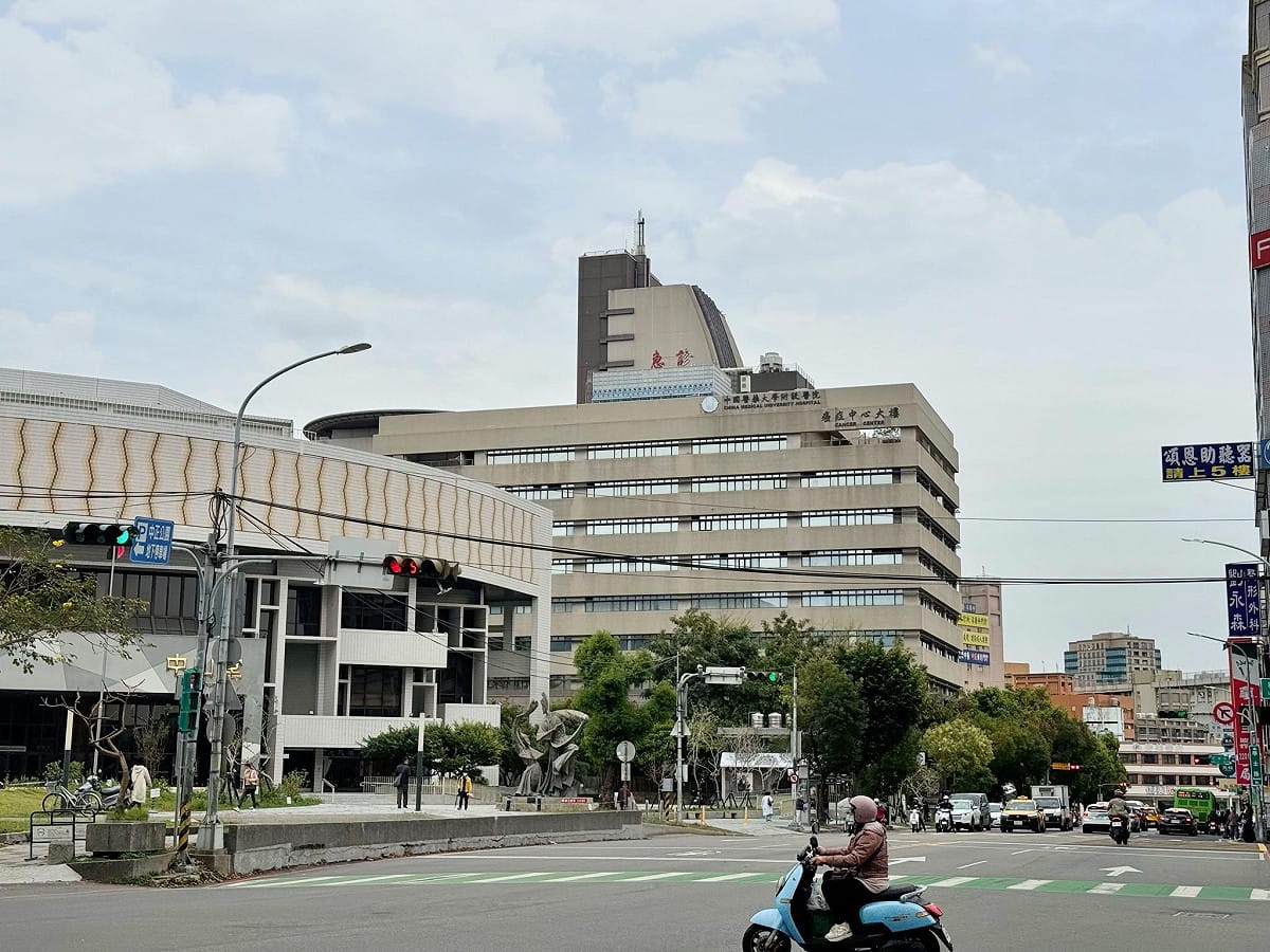 中國醫大附醫週邊房市成交量縮，不少醫師轉往崇德生活圈購屋。  圖：業者提供