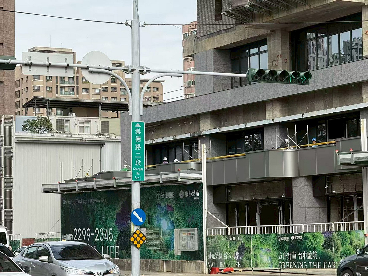 冠德建設於崇德大道上推出「冠德崇德綻」。 圖：業者提供
