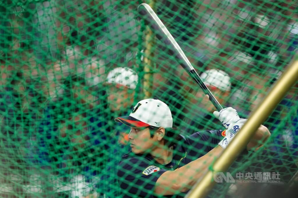 2026世界棒球經典賽（WBC）C組預賽開打第2天，備受矚目的台日大戰6日晚間將在東京巨蛋登場，賽前日本武士隊球星大谷翔平（前）打擊練習也成焦點。中央社記者王騰毅東京攝  115年3月6日