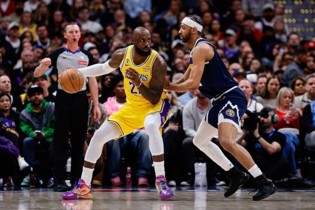 圖為美國職籃NBA洛杉磯湖人球星詹姆斯（黃球衣者）5日在第一節比賽中控球。（路透社）
